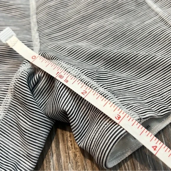 Lululemon Shorts - Size 4 - Picture 10 of 12